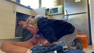 Hawt WIFE Blow job TO THE PLUMBER IN THE Cook-room WITH CUM IN MOUNTH