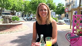 Julie, milf timide, se d&eacute_vergonde devant la cam&eacute_ra