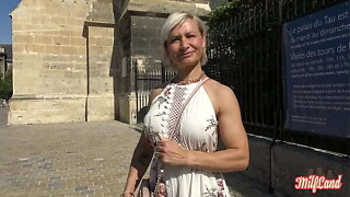 Kim, milf sexy, veut une jeune fraction pour satisfaire ses envies constituent 1