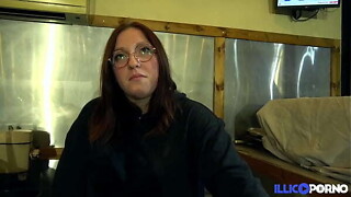 Lily, Nineteen ans et coquine, se d&eacute_vergonde pour une bonne baise